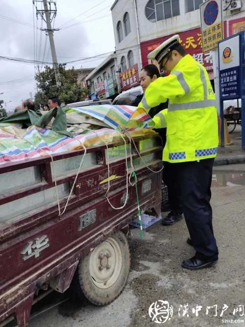 賣桔途中車壞了，一車桔子被撂馬路中央，民警趕忙幫轉移