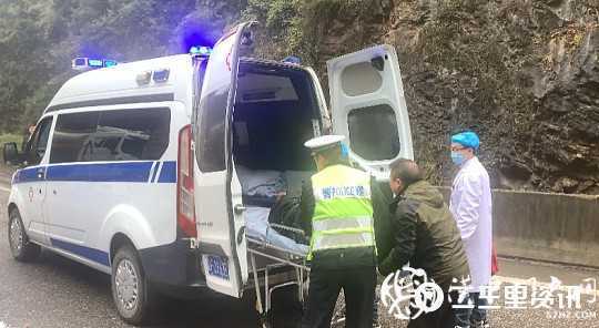 鎮巴210國道兩車相撞2人被困，消防緊急救援