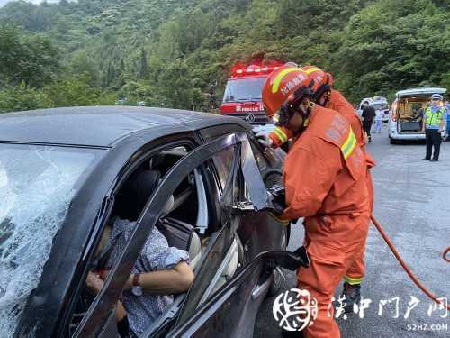 小轎車和大掛車迎面相撞，司機被困駕駛室，消防急救援