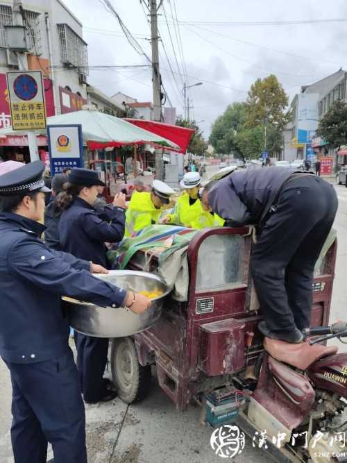 賣桔途中車壞了，一車桔子被撂馬路中央，民警趕忙幫轉移