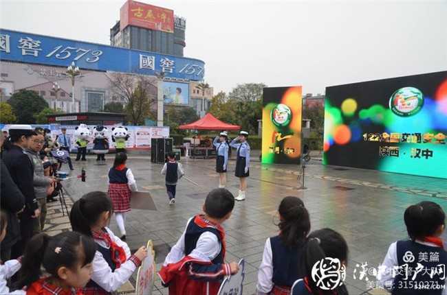 漢中交警一大隊熱熱鬧鬧唱響交通安全宣傳日