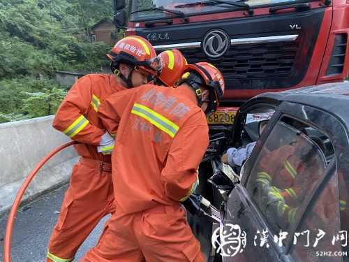 小轎車和大掛車迎面相撞，司機被困駕駛室，消防急救援