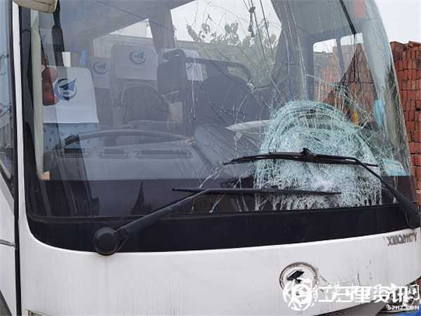 陜飛公司通勤車撞上騎電動車上學母女倆，致兩人不幸身亡