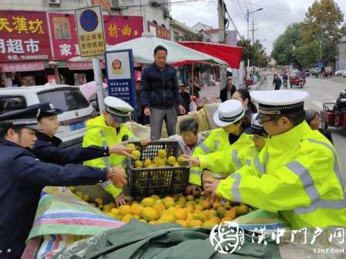 賣桔途中車壞了，一車桔子被撂馬路中央，民警趕忙幫轉移