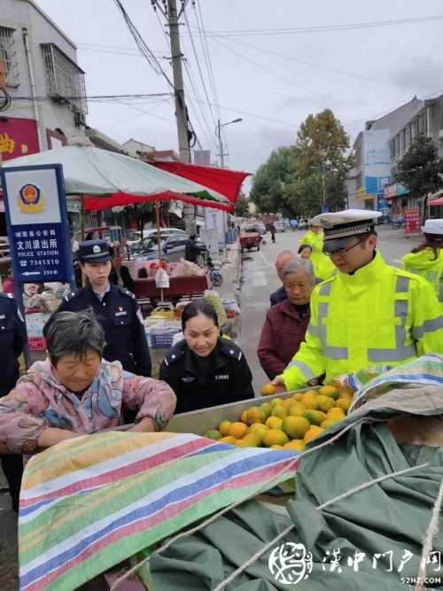 賣桔途中車壞了，一車桔子被撂馬路中央，民警趕忙幫轉移