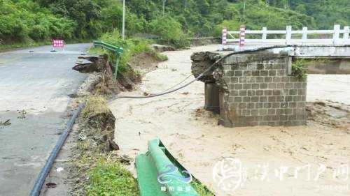 略陽多條道路塌方中斷，交通部門緊急搶修保暢通！