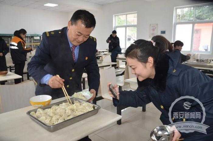 冬至暖心水餃 吃出“家”的味道 漢中車務段勉西車站1萬多個餃子解濃濃鄉愁