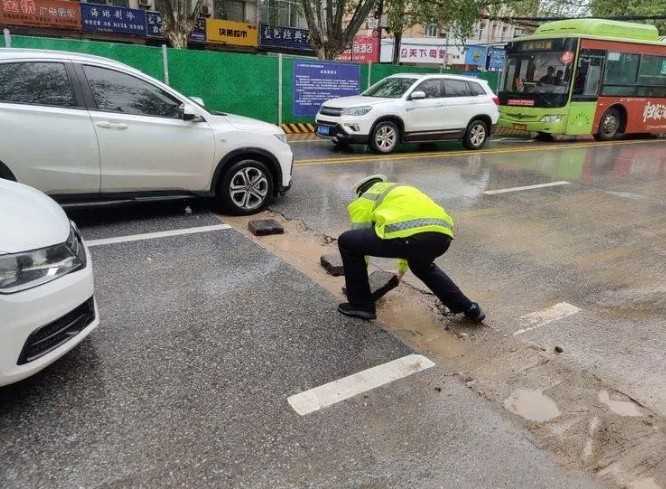 漢中交警化身“救援隊”風雨中迅速“鋪路”除隱患