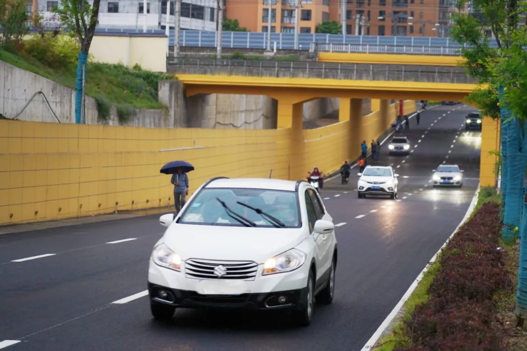 出行方便了！漢中興漢新區(qū)惠府路主車道通車！