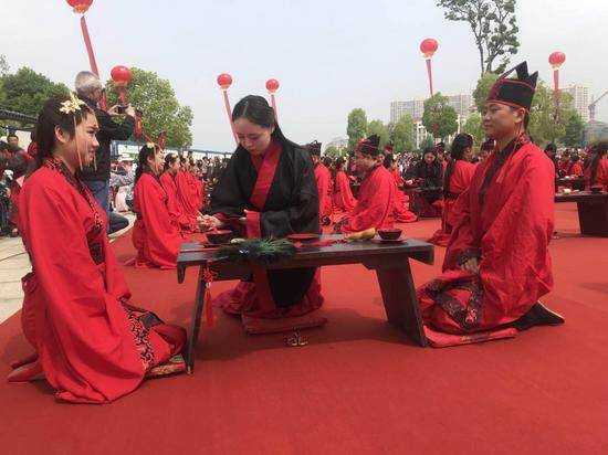 漢中市天漢長(zhǎng)街舉行"三生三世·情定漢中"漢式戶(hù)外集體婚禮