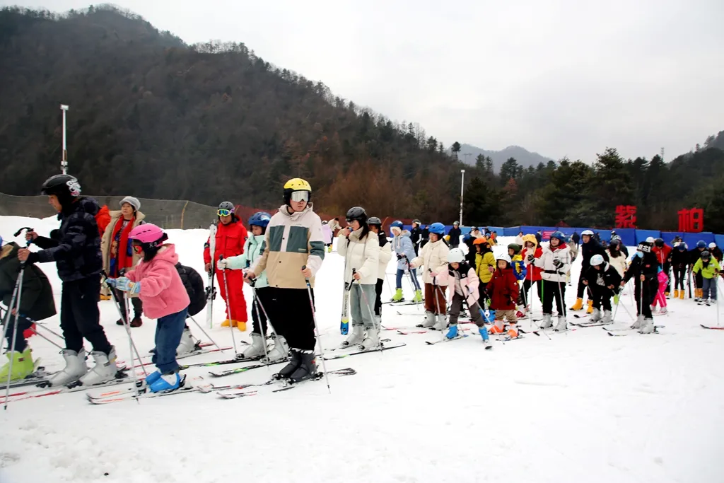 滑雪、戲雪、賞民俗！留壩景區(qū)“上才藝”