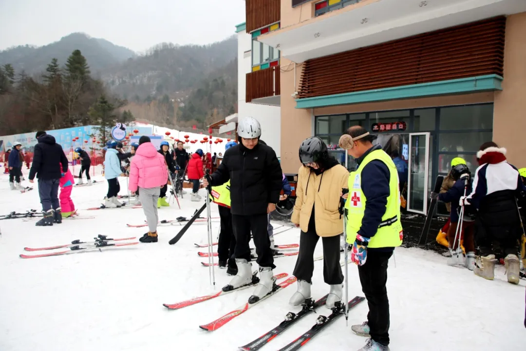 滑雪、戲雪、賞民俗！留壩景區(qū)“上才藝”